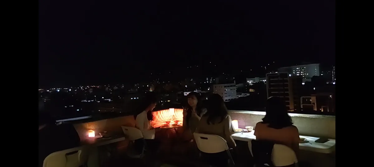 首富大樓頂樓露臺招待學生喝茶看夜景