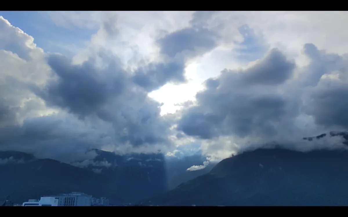 首富大樓頂樓露臺天光穿雲