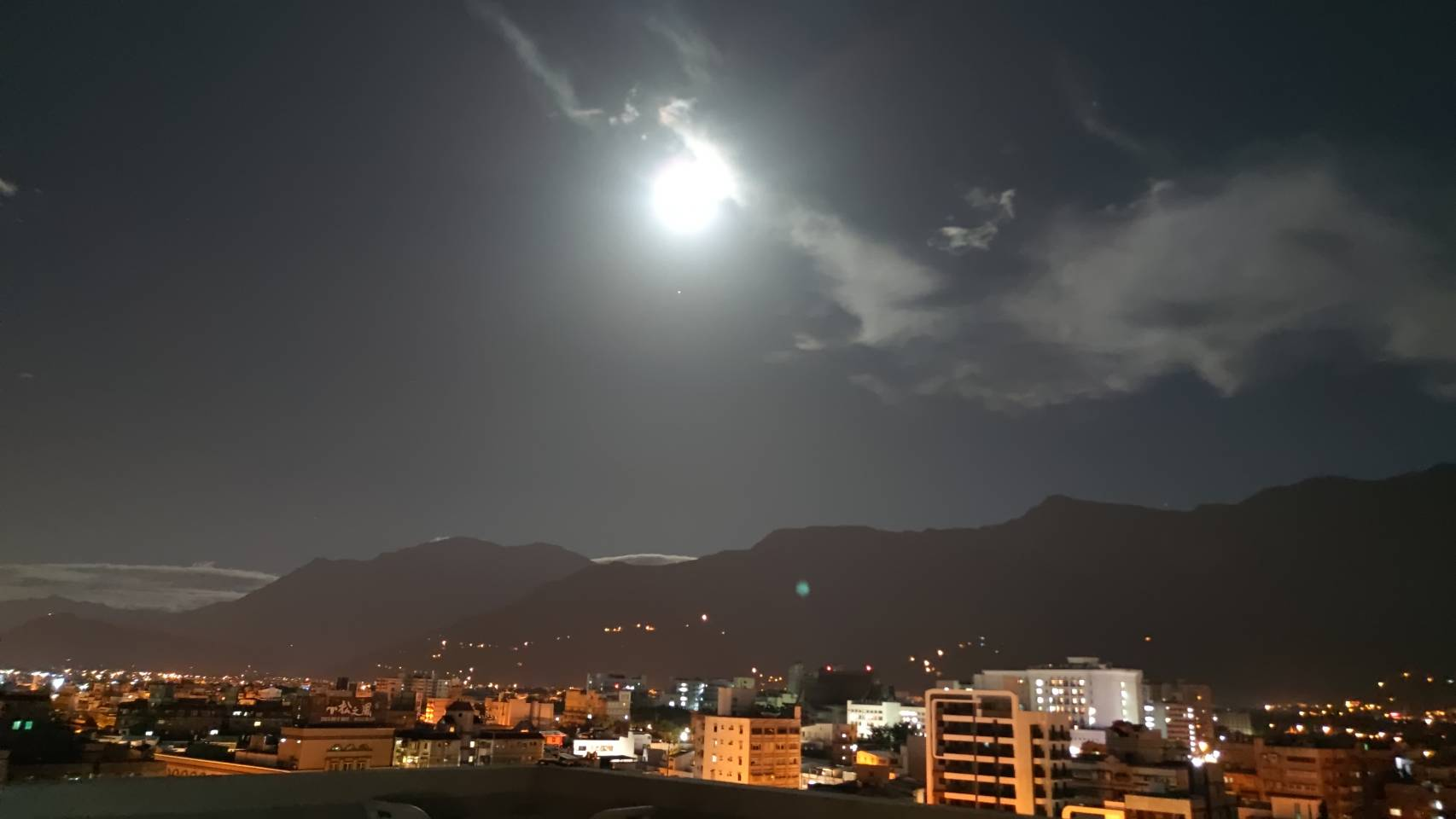月光、山影、市區燈火