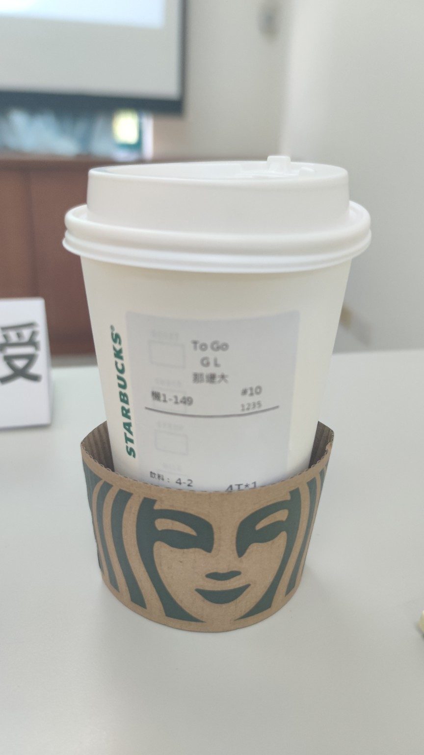 口試桌上先出現的咖啡與神祕罐子
