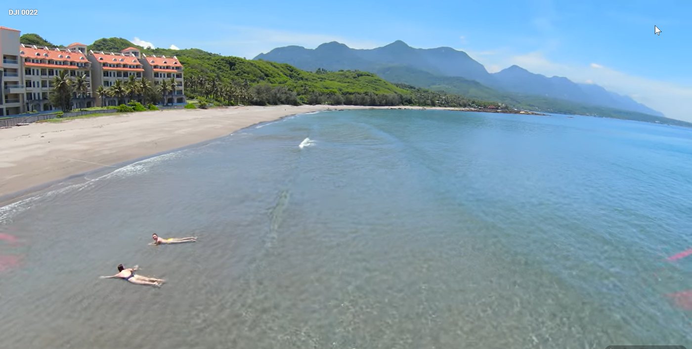 穿越機飛行途中看見旅人安靜躺在美麗灣淺海中的畫面