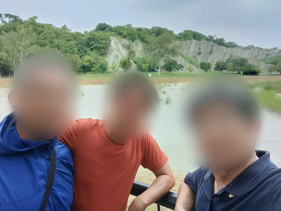 三人在月世界合照