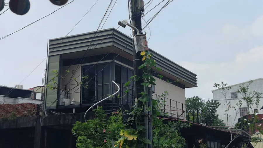 老房子與回旋梯近照