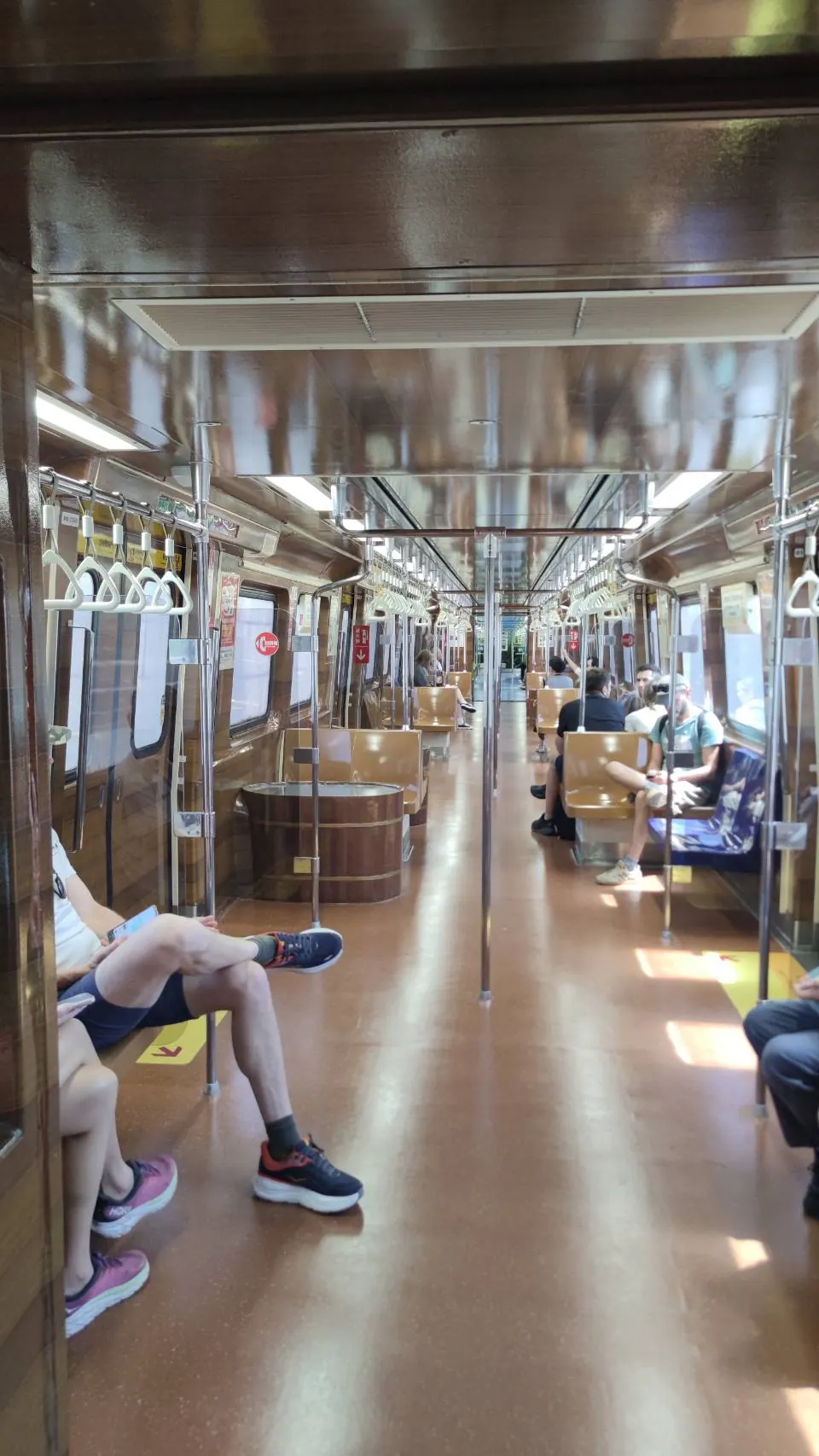 【圖｜很有觀光列車味道的車廂】