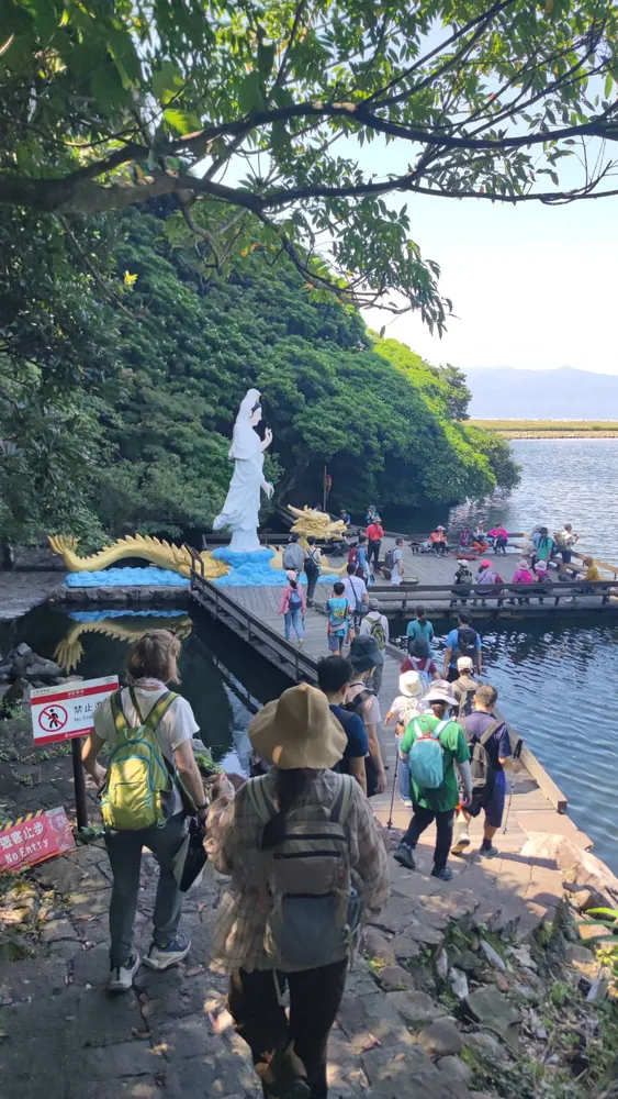 走到龜尾湖觀音像