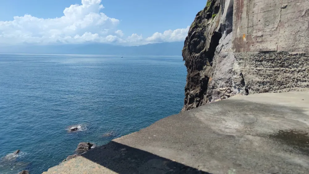 從昔日砲位看向海面與台灣本島
