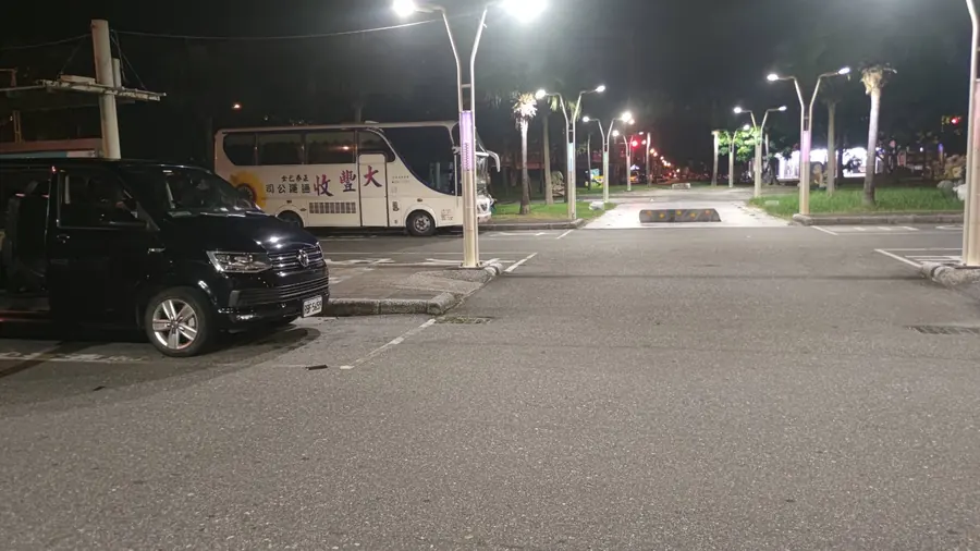 廣場還在夜色裡，今天的旅程已經準備開始。