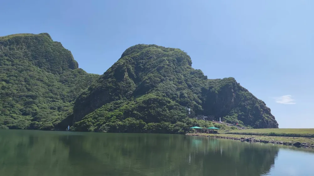 離開龜山島前最後拍下的龜尾湖與山景