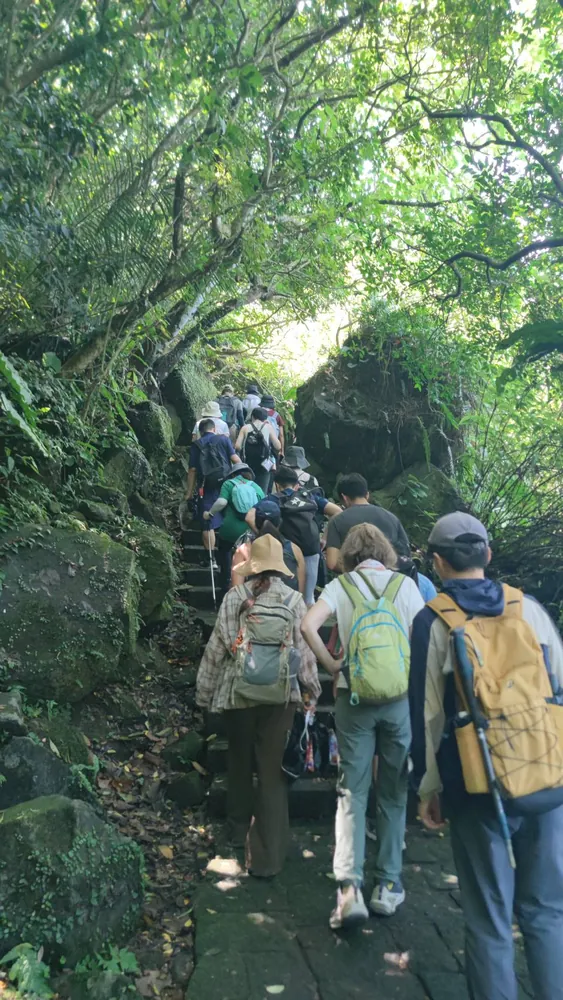 環湖途中短暫上坡階梯