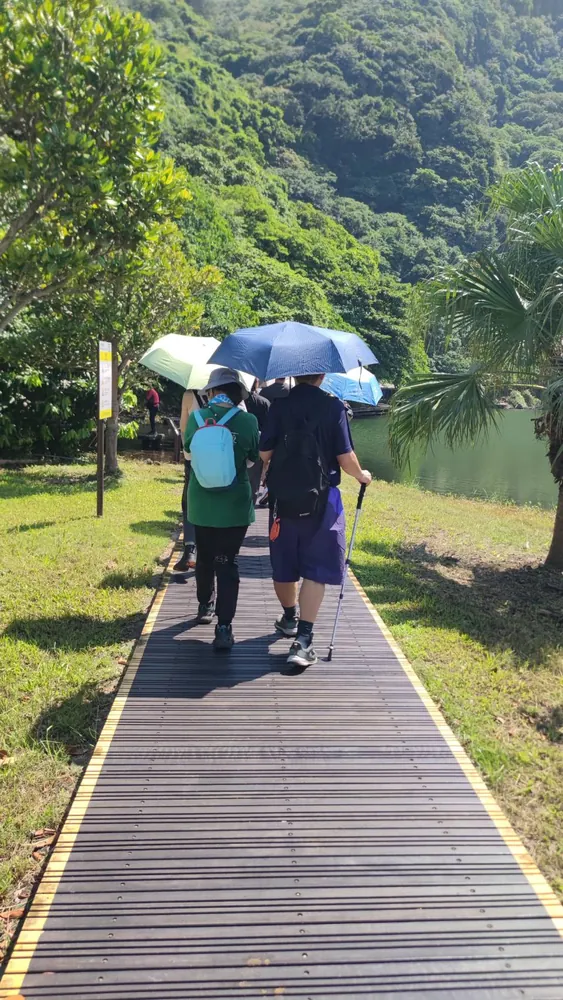 團員沿龜尾湖步道前進