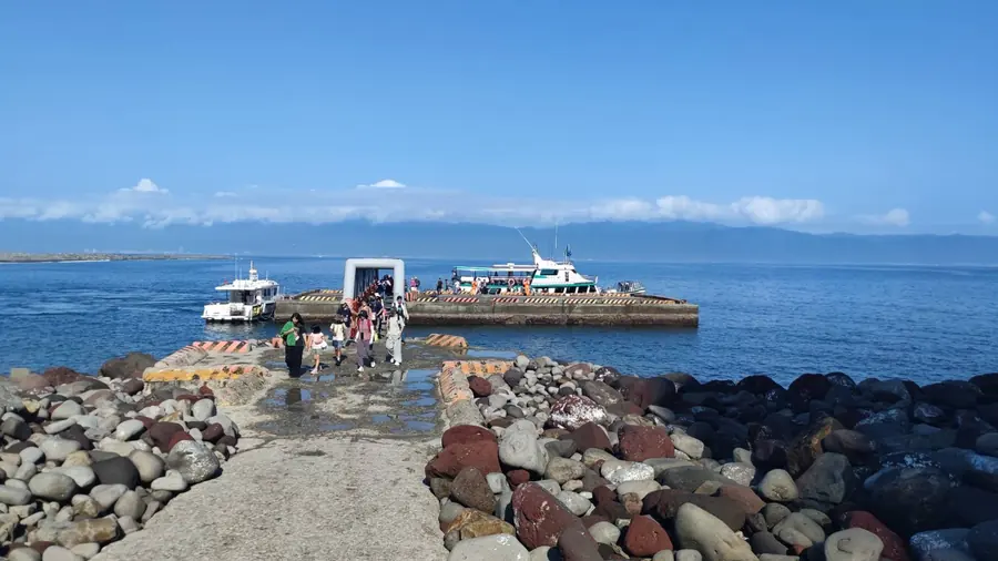 踏上龜山島之後，回頭看剛剛上岸的碼頭。