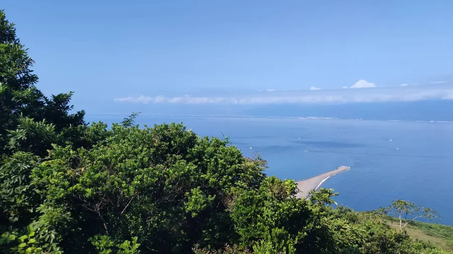 而且到了這個高度，往外一看，海面、龜尾、遠方本島，全都打開了。