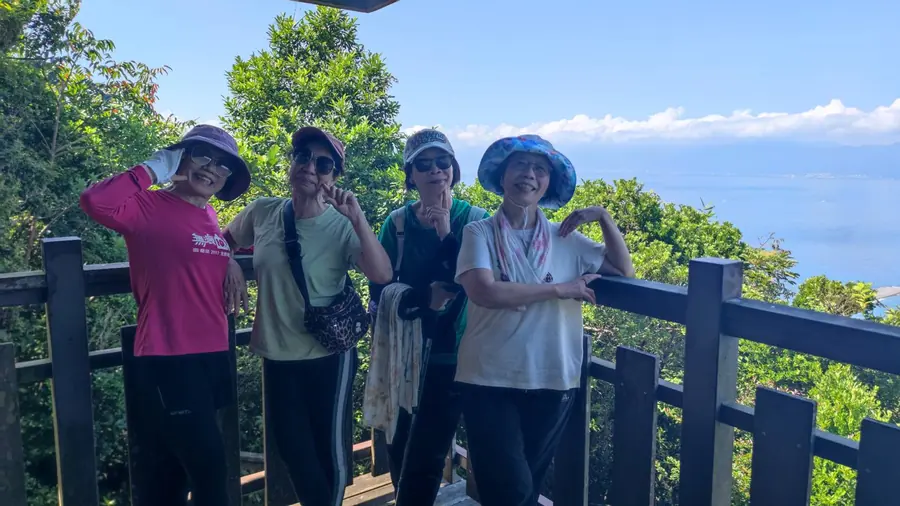 下山走到大涼亭附近，又碰到那四位讓我一路懷念泡麵香味的「泡麵四千金」。