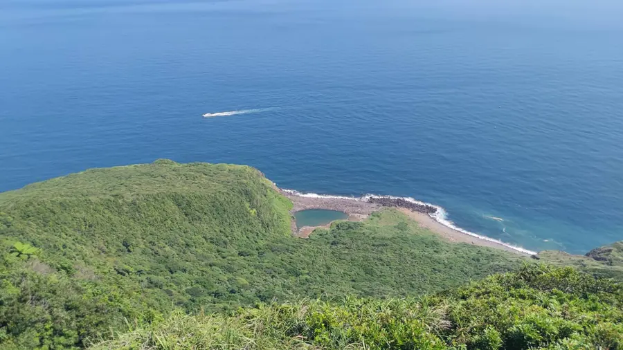 高處往下看，海岸與小水池都縮成了地景。