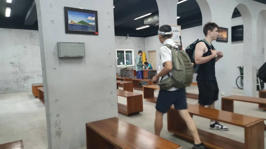 遊客中心內部，有座椅，也有基本休息空間。