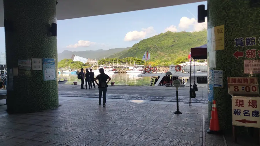 烏石港，等待早上八點的船班。