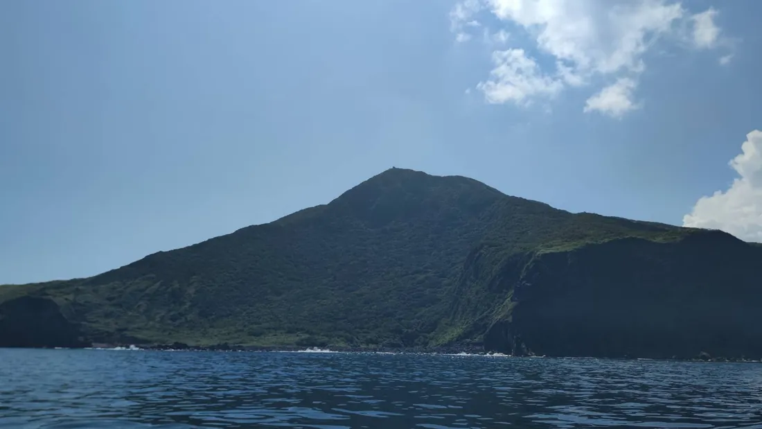 從海面回望龜山島401高地