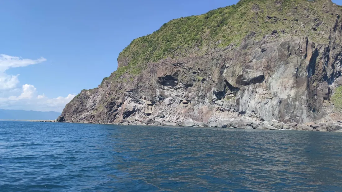 從海上遠看龜山島戰備坑道與砲台位置