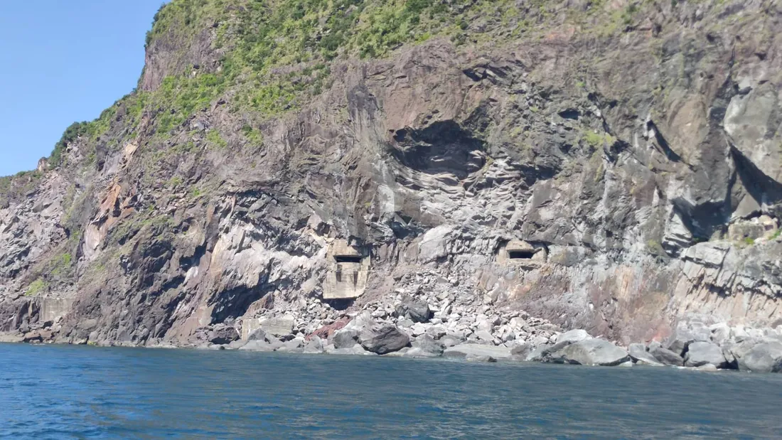 放大後的龜山島戰備坑道與砲台洞口