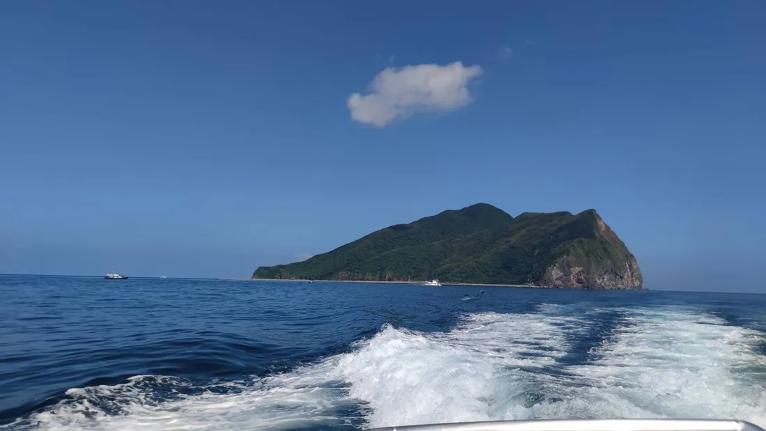 返航途中最後回望遠方龜山島