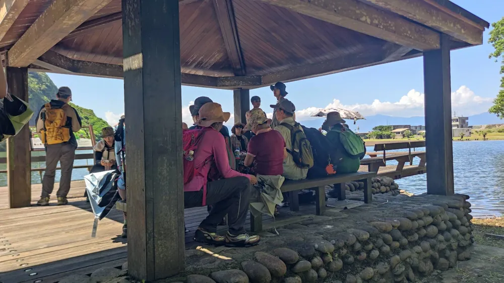 憲哥在湖畔涼亭解說