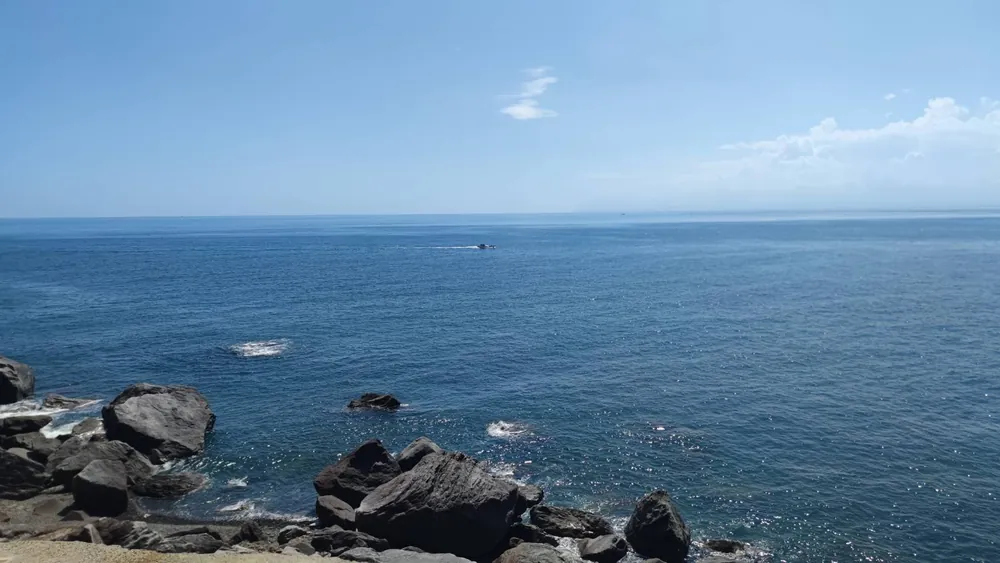 砲位外海面小船