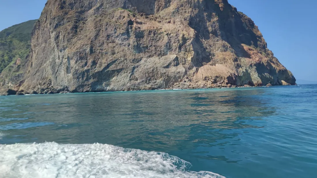 龜山島岸邊海水與外海呈現不同顏色