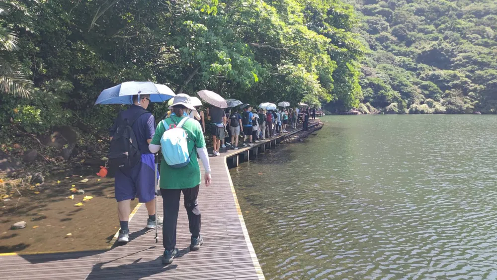 團員沿湖畔排成長隊
