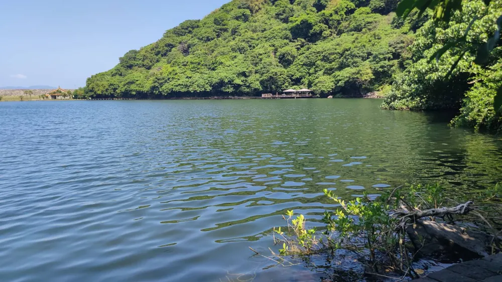 龜尾湖另一側的山林與湖面