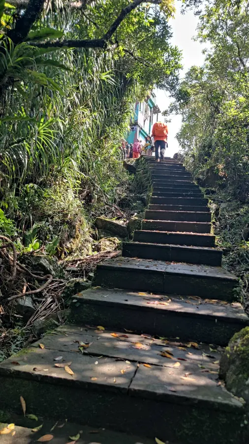 再抬頭看,最後一個上坡就在前面。上面的建築,已經看得到了。