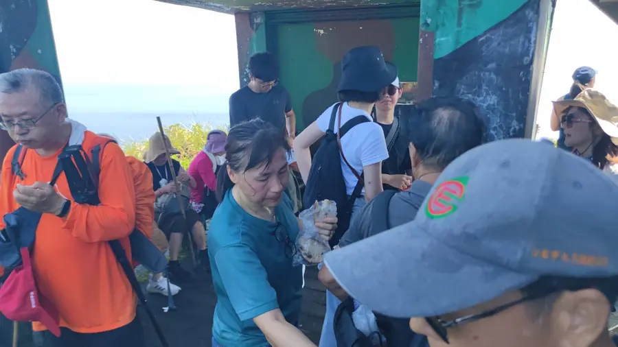山頂空間不大,卻擠滿剛剛努力爬上來的人。