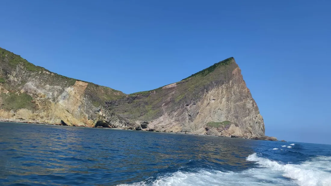 龜山島地熱與海底熱泉影響周邊海水顏色