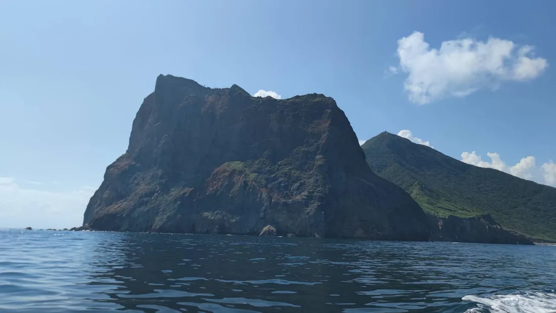 從正面角度看龜山島龜首