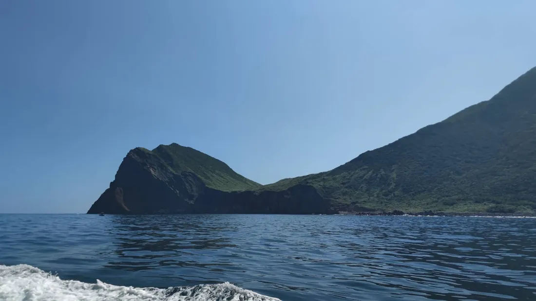 從側面看龜山島龜首