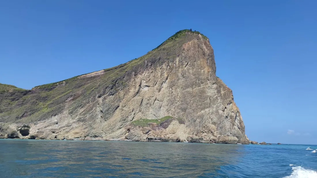 龜山島另一側幾近垂直的裸露岩壁