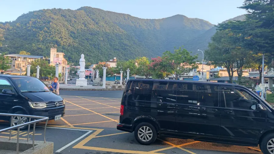 這就是今天的車隊。名單、車次、每個人搭哪一輛,早就安排好了。