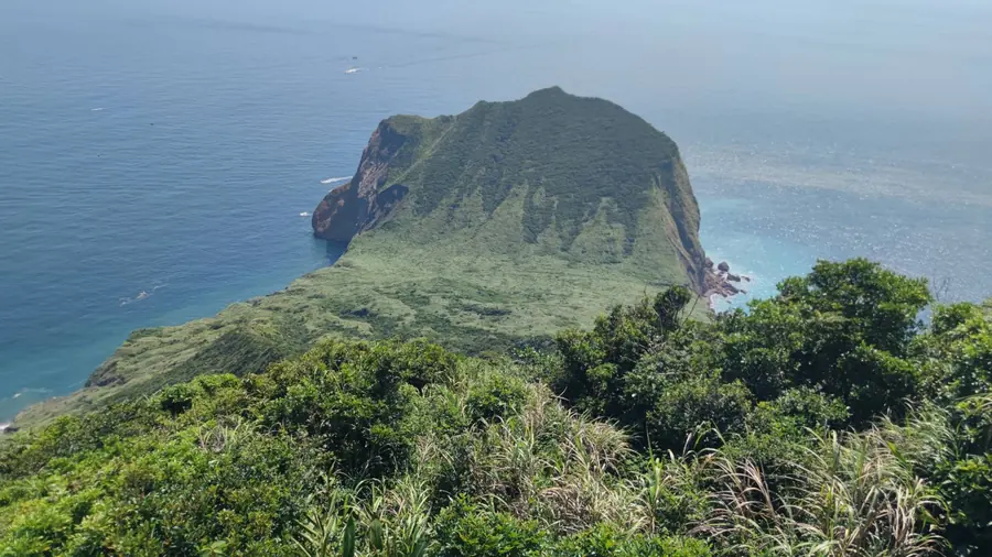 站上401高地之後,龜山島的山海整個攤開在眼前。