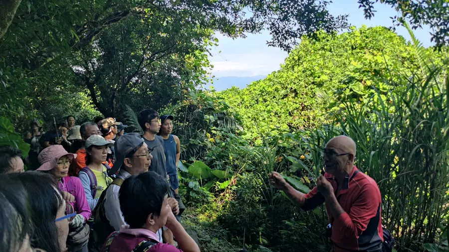 憲哥一路照樣講解。我們表面上在聽,實際上很珍惜每一次可以名正言順停下來喘的機會。