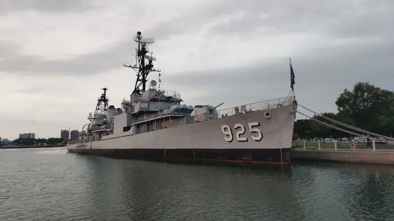 從遊艇上看德陽艦，船身925編號、艦橋與船首清楚可見