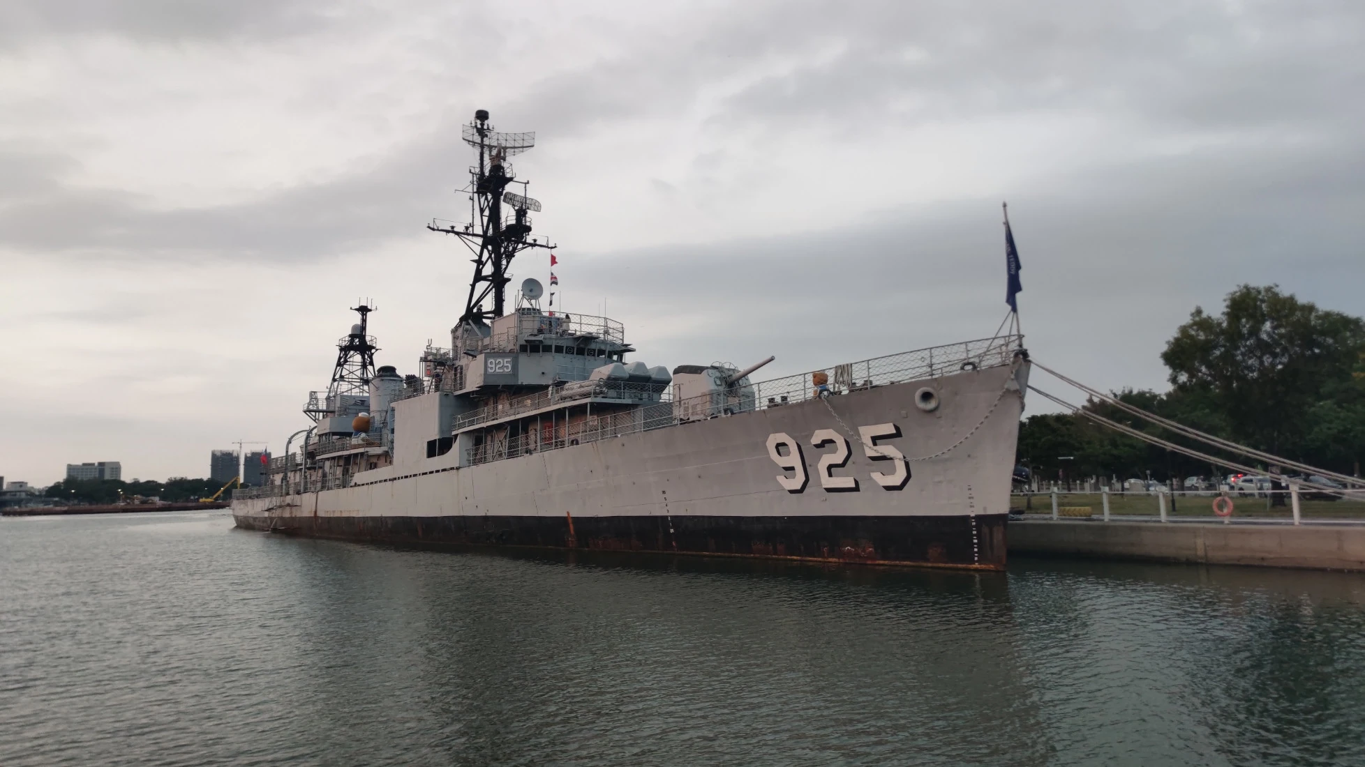 從遊艇上看德陽艦，船身925編號、艦橋與船首清楚可見