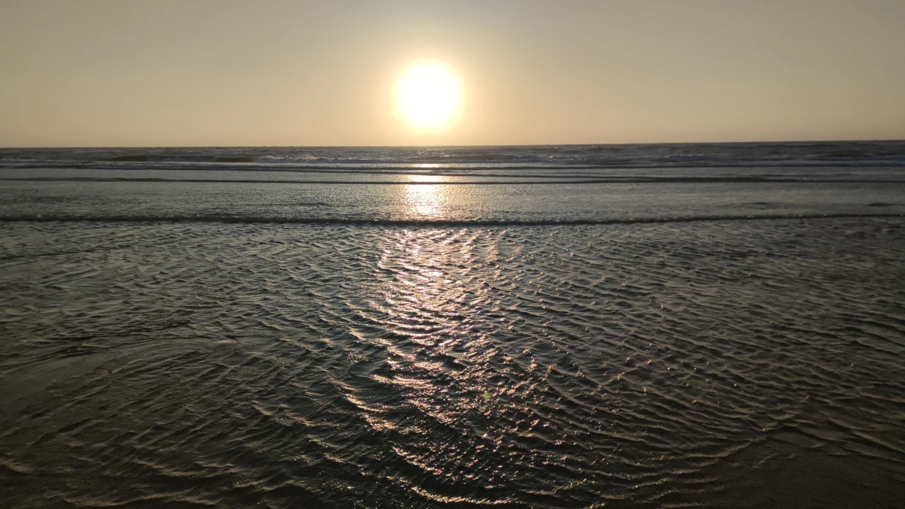 10月10日從海邊拍攝，夕陽映照海浪與海面