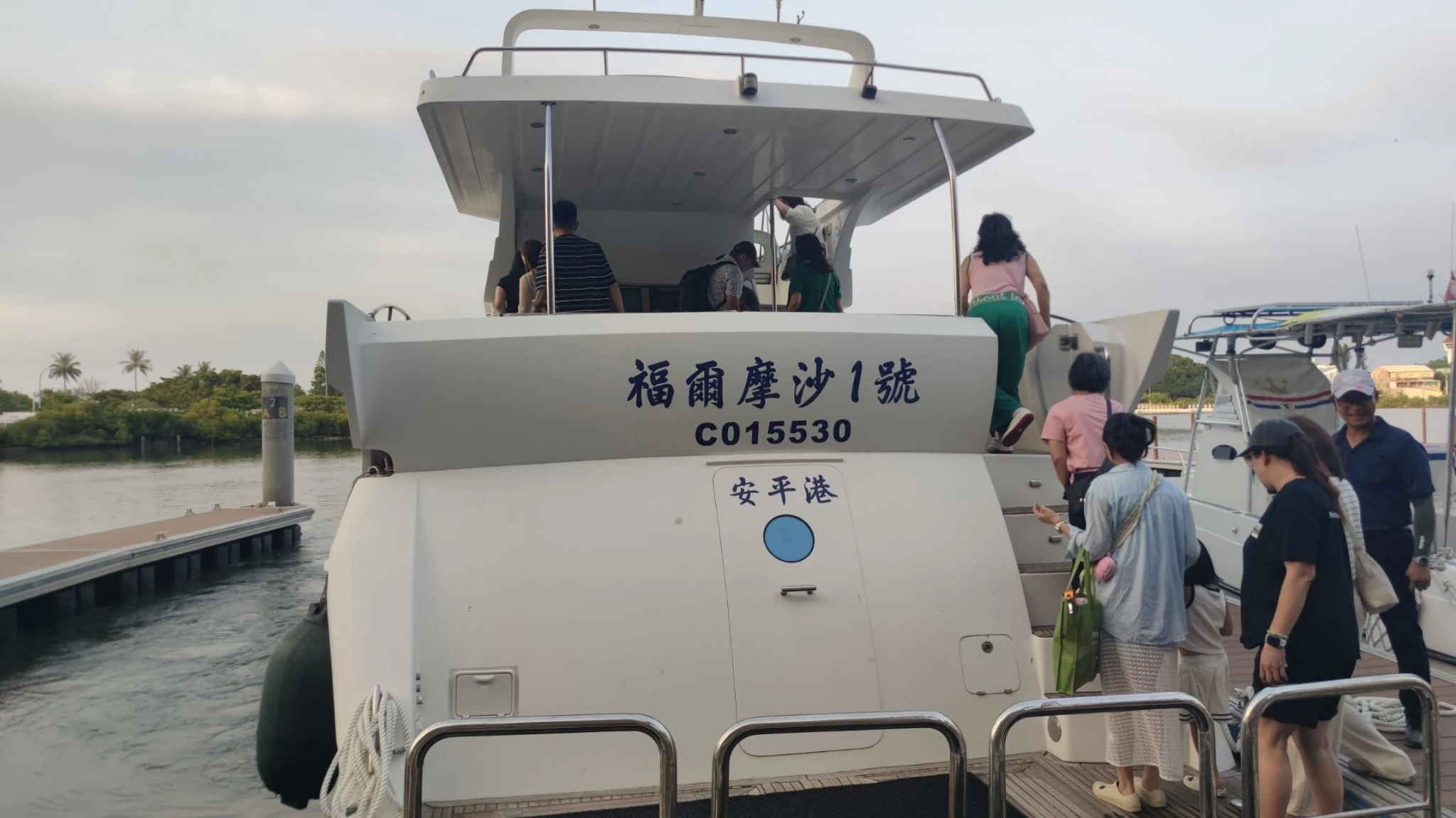乘客開始登船的原始照片