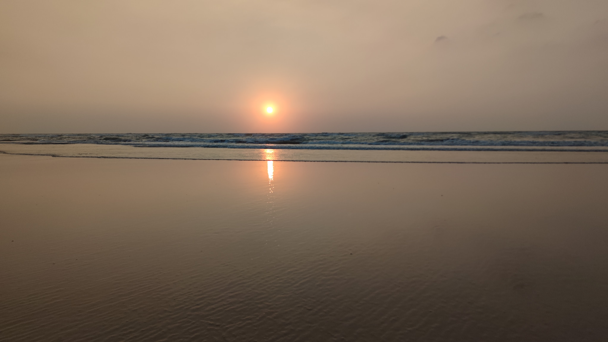 海浪、沙灘,還有夕陽的倒影。