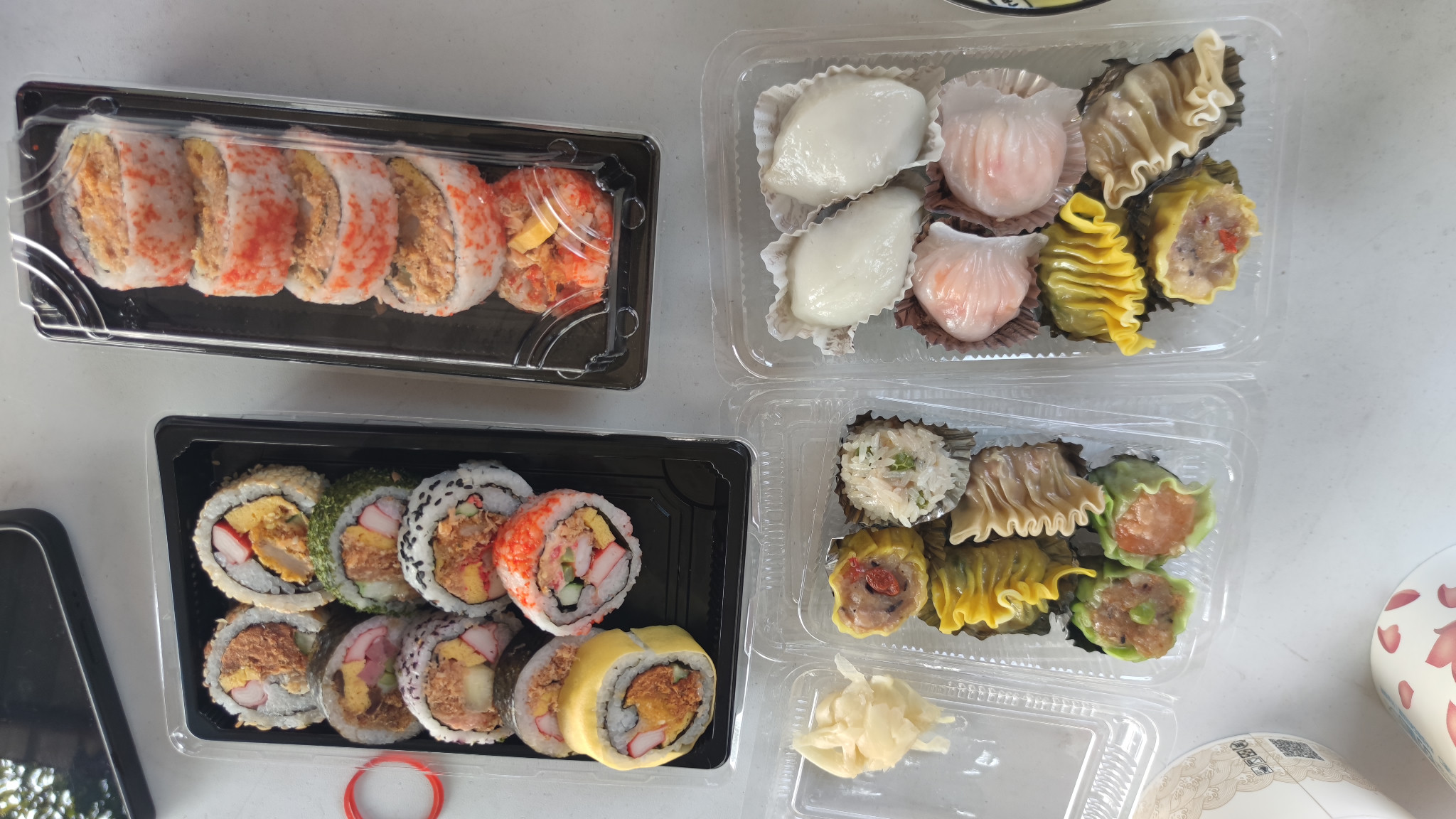 壽司、點心,都是她準備的午餐。