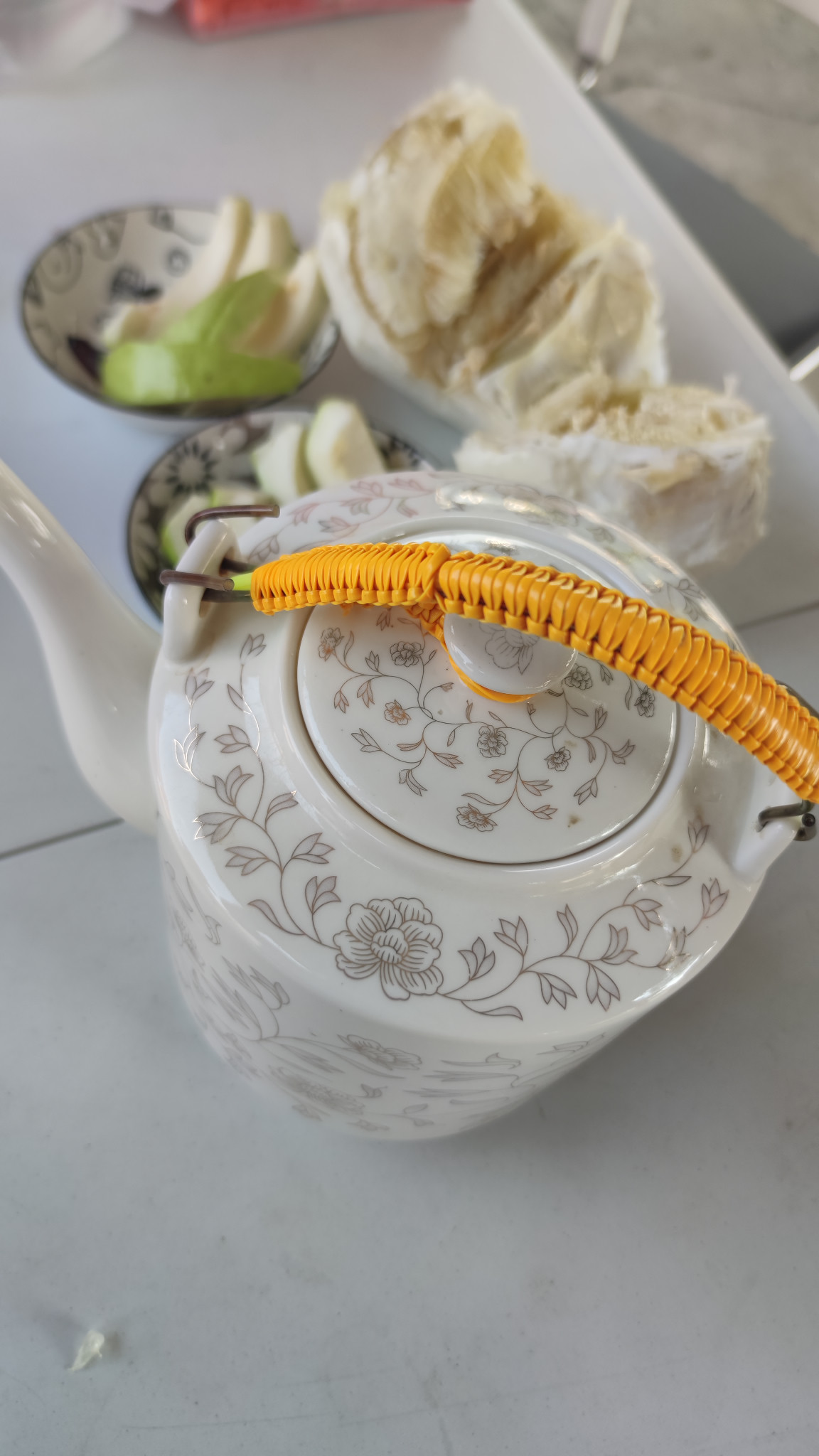 這麼大的茶壺,裡面泡的是大禹嶺茶。