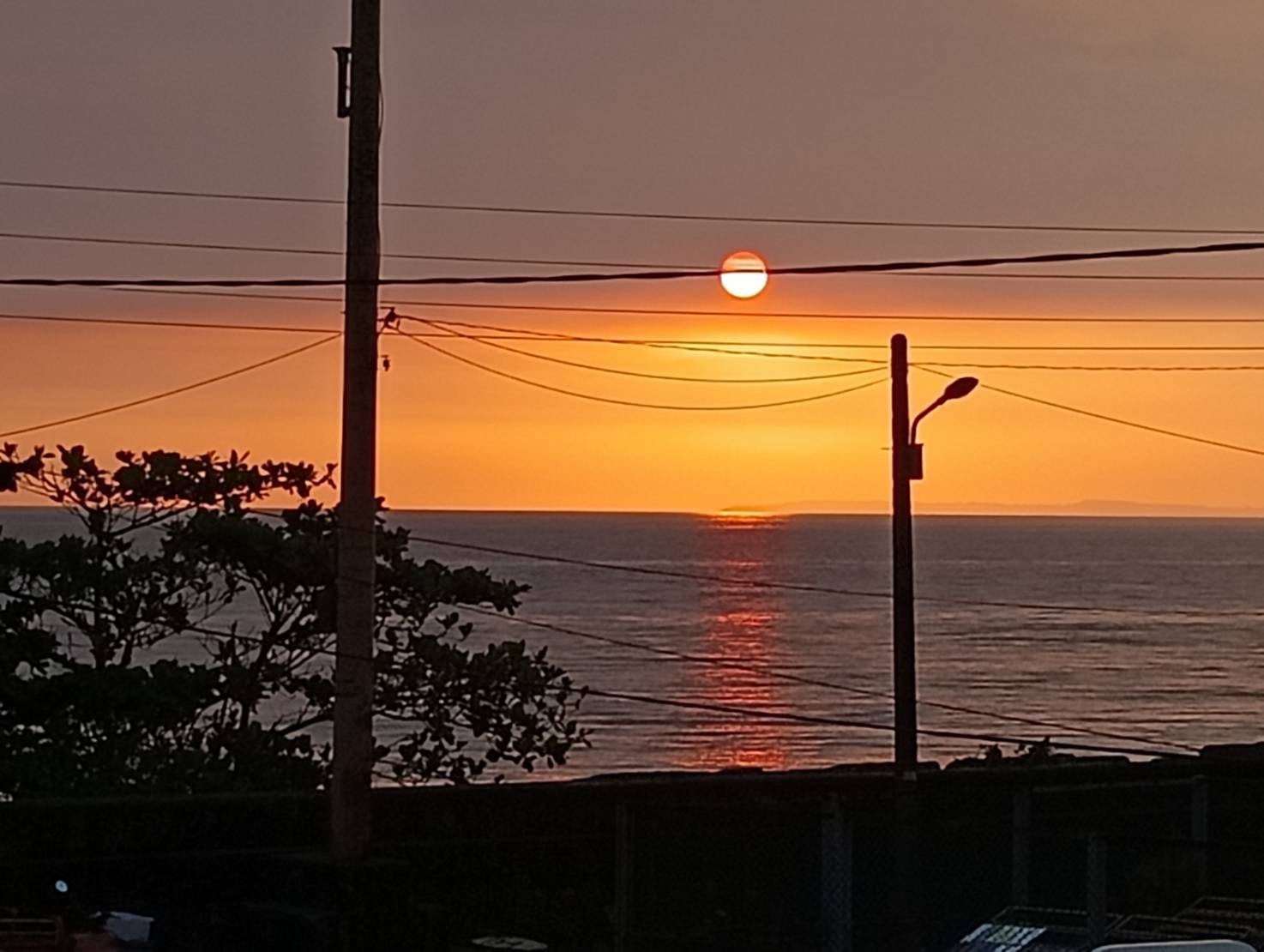 第三天回程,坐在她家看海、看夕陽。