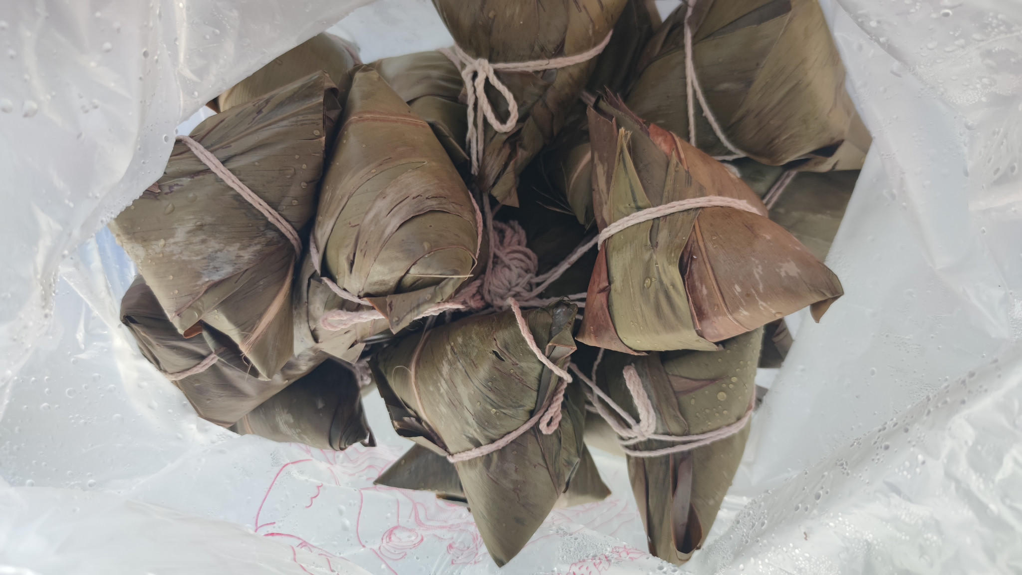 枋山公主親手包的粽子，以粽葉包裹並綁好成束，準備送給朋友與家人