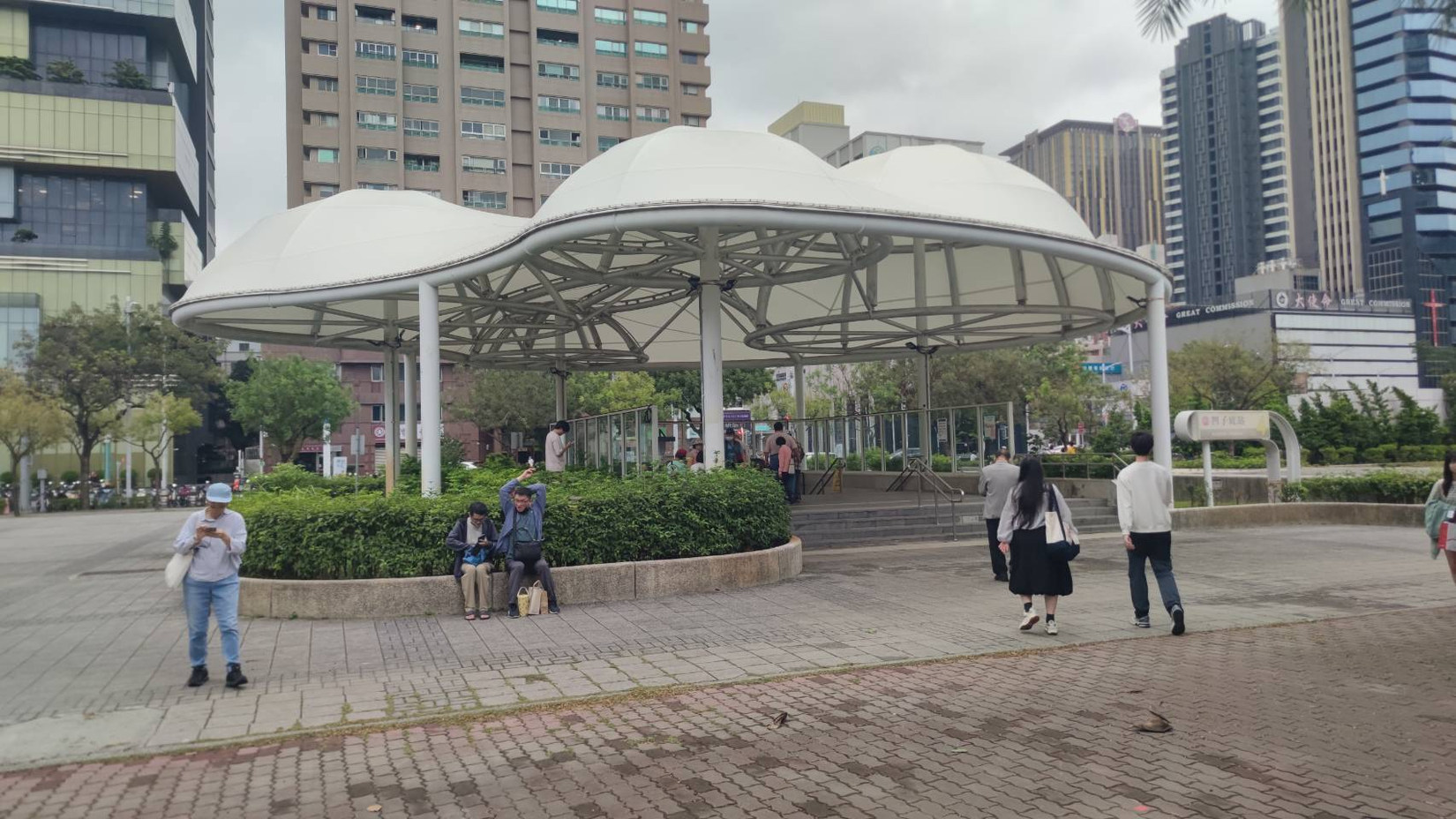 凹子底捷運站的出口廣場,附近就是高雄神農市集。