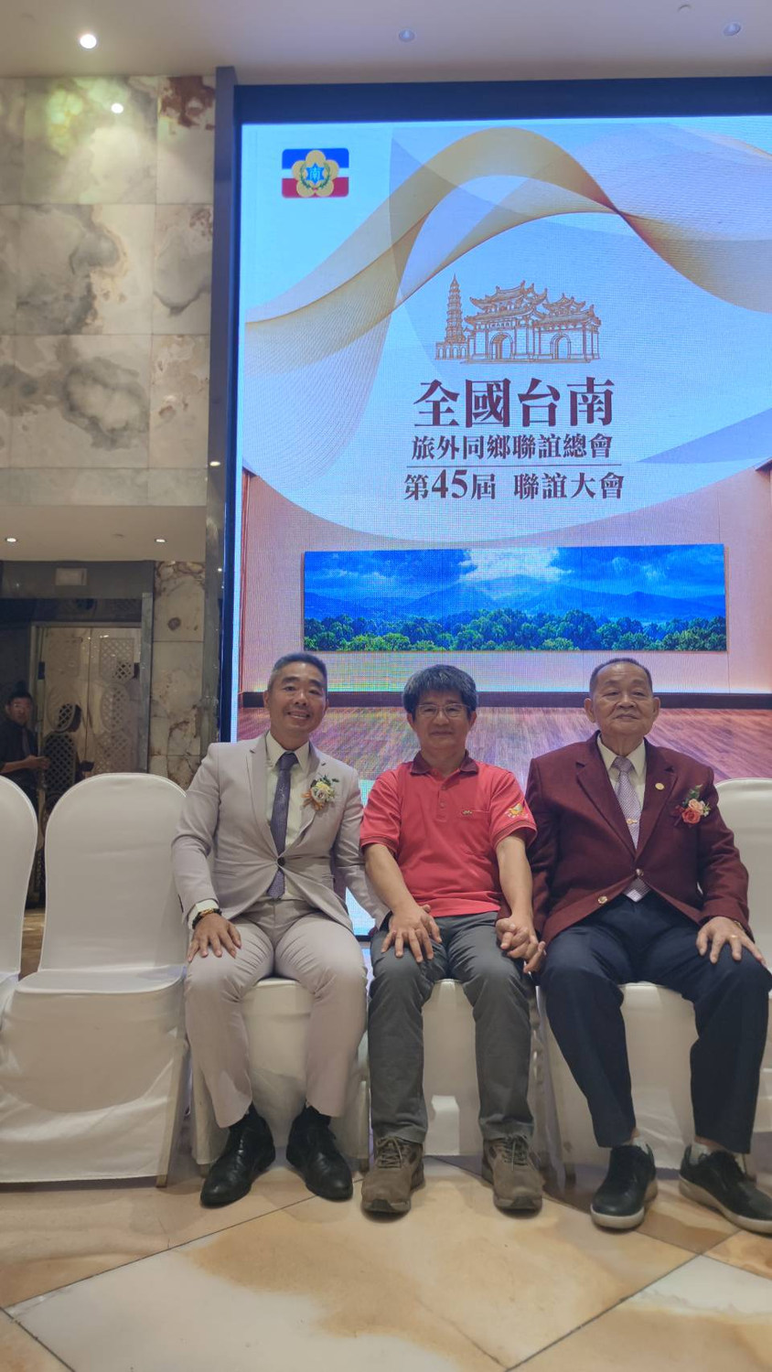上次在花蓮家中喝茶忘了拍照;這次在高雄,終於留下我與郭總會長父子的合照。