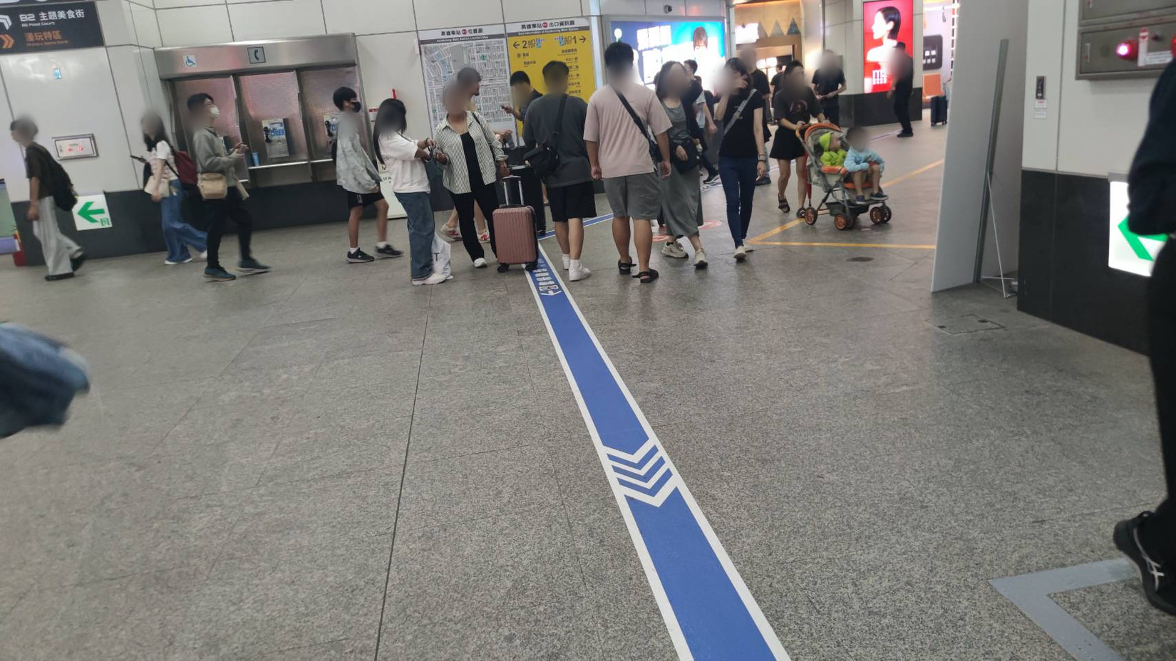 高雄車站捷運轉乘臺鐵的動線,藍色地面指引一路延伸。